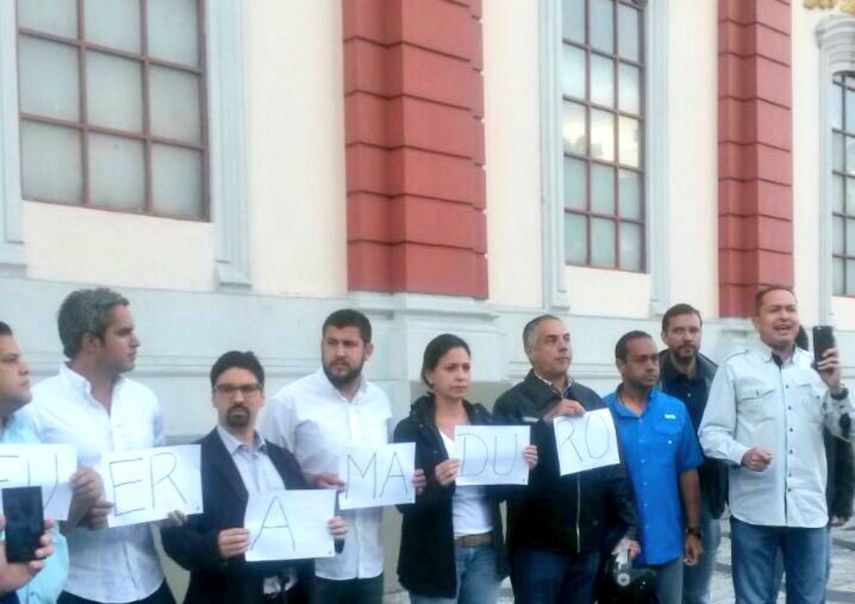 Los opositores exigen la salida del Nicolás Maduro del la presidencia por ser el principal culpable de la crisis que azota al país caribeño.&nbsp;