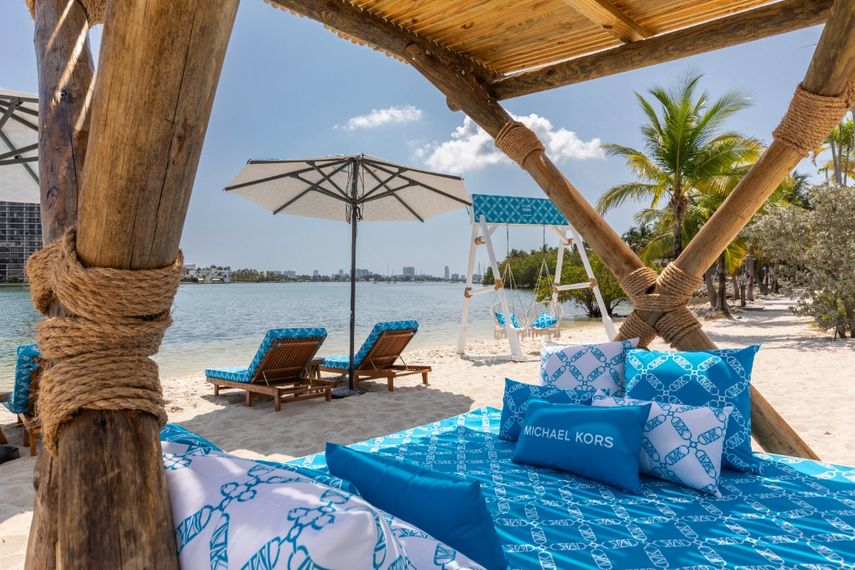 Ambiente en el Club Kors at Joia Beach del diseñador Michael Kors.