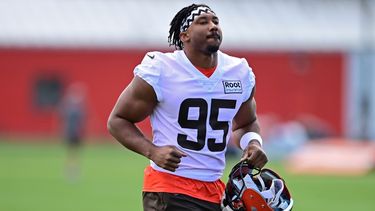 Foto del defensive end de los Browns de Cleveland Myles Garrett durante una práctica con el equipo. Garrett ha sido dado de alta tras sufrir un accidente automovilístico luego de un entrenamiento del equipo.&nbsp;
