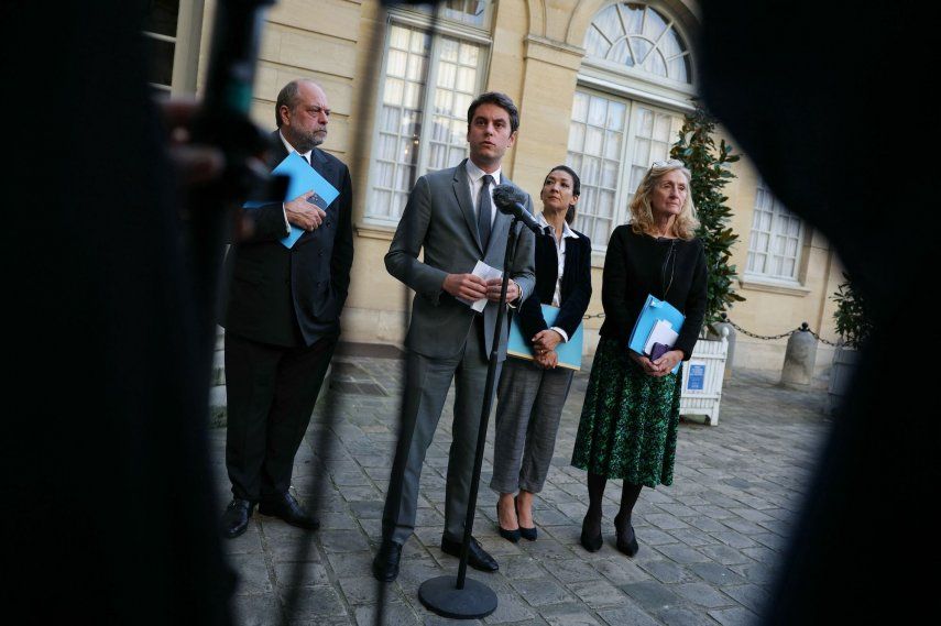 El Primer Ministro de Francia, Gabriel Attal (C), flanqueado por la Secretaria de Estado de Ciudadanía de Francia, Sabrina Agresti-Roubache (segunda a la derecha) y la Ministra de Educación y Juventud de Francia, Nicole Belloubet (a la derecha), se dirige a los medios de comunicación tras una reunión centrada en la seguridad escolar en el Hotel Matignon en París el 21 de marzo de 2024. &nbsp;