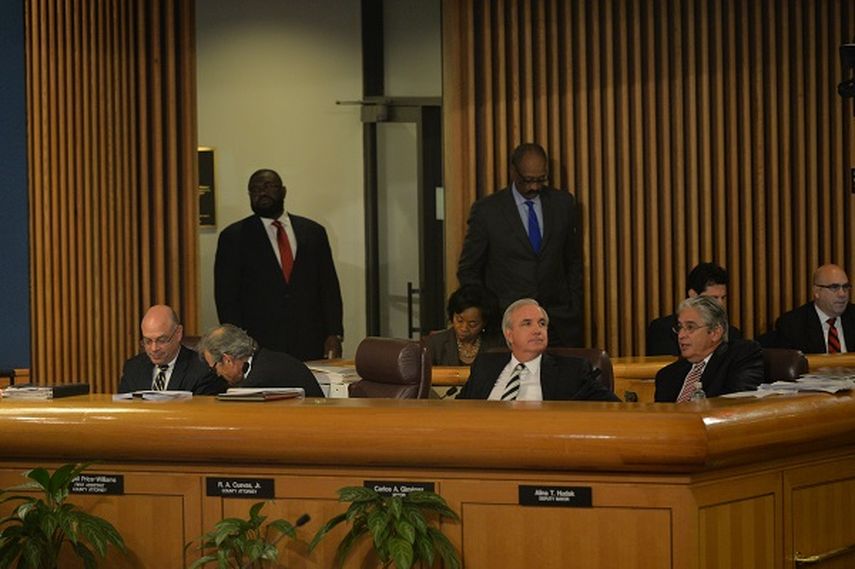 Con una votación dividida, la junta de comisionados de Miami-Dade aprobó por mayoría llevar a referendo un alza de impuestos para que los fondos se utilicen en el edificio de la Corte (ALVARO MATA)