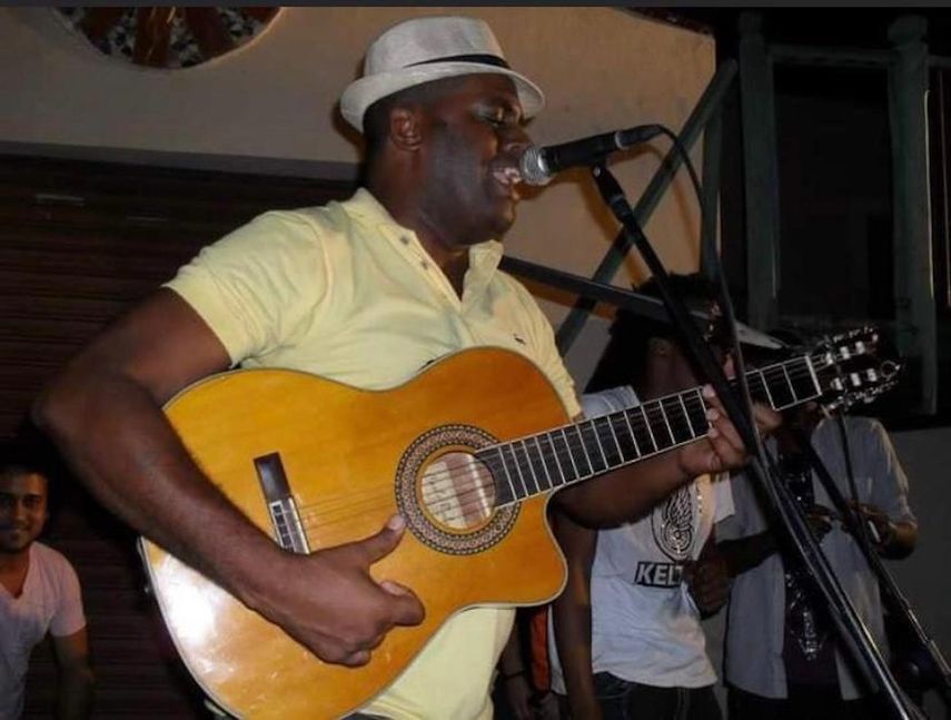 Fernando Bécquer se presentó en escenarios culturales al día siguiente de la denuncia pública en su contra.