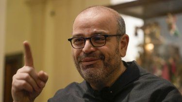 El fraile franciscano Paolo Benanti, experto del Vaticano en inteligencia artificial, en una entrevista con The Associated Press, en Roma, el 15 de enero de 2024.&nbsp;