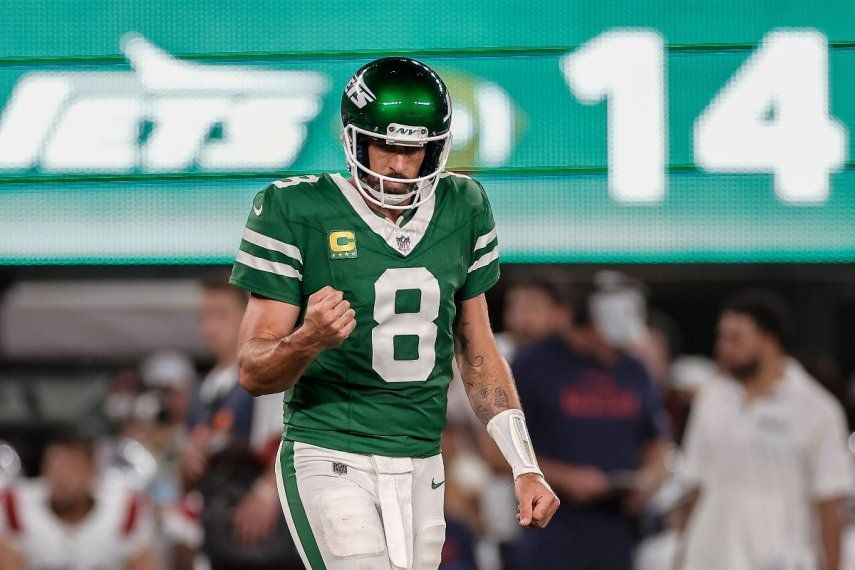 Aaron Rodgers, quarterback de los Jets de Nueva York, festeja en el partido ante los Patriots de Nueva Inglaterra, el jueves 19 de septiembre de 2024&nbsp;