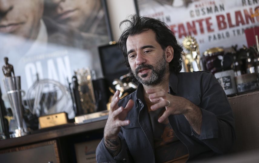 El cineasta argentino Pablo Trapero habla en una entrevista.