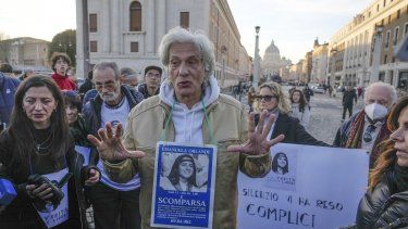 En esta imagen de archivo, Pietro Orlandi muestra un cartel con una fotografía de su hermana Emanuela durante una sentada cerca de la Basílica de San Pedro, en Roma, el 14 de enero de 2023.&nbsp;