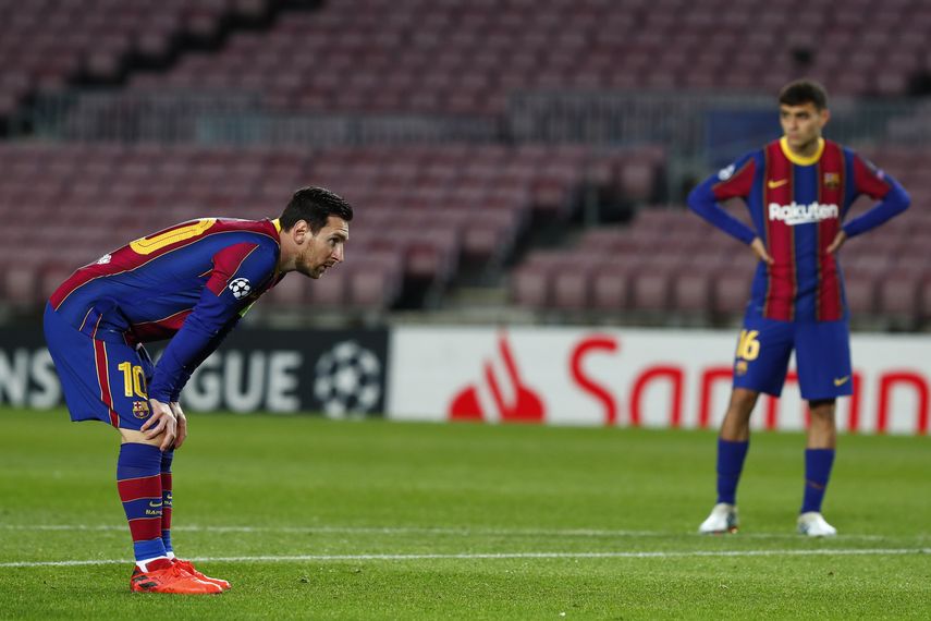 Lionel Messi de Barcelona, ​​a la izquierda, durante el partido de fútbol del grupo G de la Liga de Campeones entre el FC Barcelona y el Dynamo Kyiv en el estadio Camp Nou de Barcelona, ​​España, el miércoles 4 de noviembre de 2020