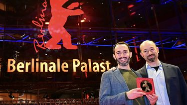 El director estadounidense Brandon Kramer (izquierda) y el productor estadounidense Lance Kramer posan con su Premio al Documental de la Berlinale en la alfombra roja después de la gala de clausura del 75º Festival Internacional de Cine de la Berlinale en Berlín, el 22 de febrero de 2025.