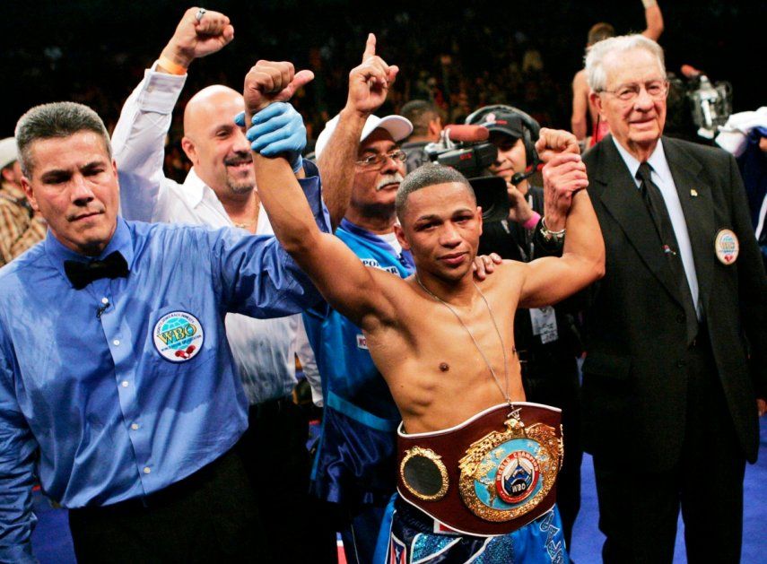 El puertorriqueño Iván Calderón, campeón peso mosca de la OMB, celebra tras vencer al mexicano Juan Esquer, el sábado 1 de diciembre de 2007, en Albuquerque, Nuevo México.