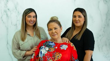 Gabriella Siddiqkara, propietaria de Dress Me Up Darling, posa junto a sus hijas Gaby y Daniella.&nbsp;