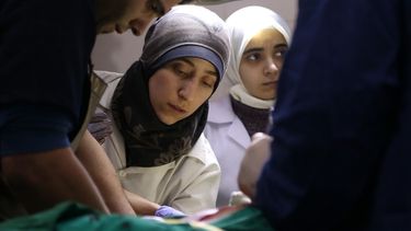La doctora Amani, centro, en una sala de operaciones en Siria en una escena del documental nominado al Oscar The Cave en una imagen proporcionada por National Geographic.&nbsp;