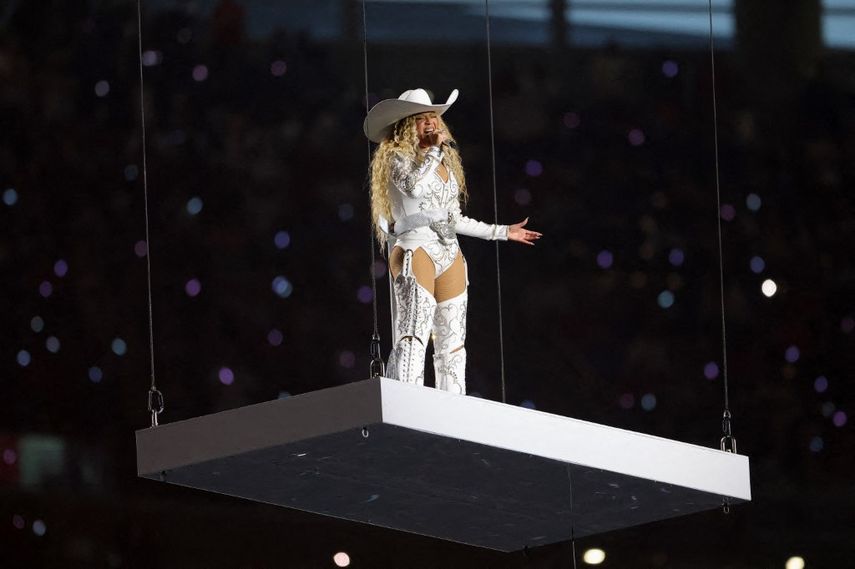 Beyoncé se presenta durante el espectáculo de medio tiempo del partido entre los Baltimore Ravens y los Houston Texas en el NRG Stadium el 25 de diciembre de 2024 en Houston, Texas.