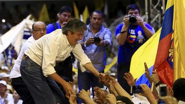 El candidato a la presidencia de Ecuador, el opositor Guillermo Lasso, saluda a seguidores.