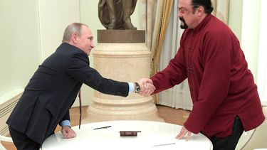 El presidente ruso, Vladímir Putin, y el actor estadounidense Steven&nbsp;Seagal se estrechan la mano en el&nbsp;Kremlin de Moscú, en noviembre de 2016, luego de que Putin le entregara a Seagal su pasaporte ruso y lo felicitara por obtener la ciudadania rusa, que le fue otorgada por decreto presidencial.&nbsp;