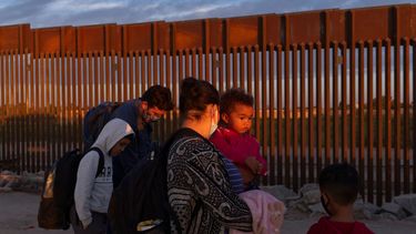 Familias migrantes procedentes de Brasil esperan ser procesadas por los agentes de la Patrulla Fronteriza de Estados Unidos tras cruzar la frontera con México en Yuma, Arizona, el jueves 10 de junio de 2021.