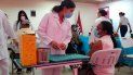 Una enfermera habla con una mujer que está a punto de ser inoculada con la vacuna AstraZeneca COVID-19 en el hospital Bertha Calderón en Managua, Nicaragua, el jueves 8 de abril de 2021. El FMI dijo el jueves 15 de abril que la persistencia de la crisis sanitaria desencadenada por la pandemia de coronavirus ensombrece las perspectivas económicas de América Latina en el corto plazo. Una enfermera habla con una mujer que está a punto de ser inoculada con la vacuna AstraZeneca COVID-19 en el hospital Bertha Calderón en Managua, Nicaragua, el jueves 8 de abril de 2021. El FMI dijo el jueves 15 de abril que la persistencia de la crisis sanitaria desencadenada por la pandemia de coronavirus ensombrece las perspectivas económicas de América Latina en el corto plazo.