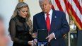 El presidente Donald Trump y Erika Kirk, viuda de Charlie Kirk, participan en una ceremonia de la Medalla de la Libertad en honor al fallecido activista de la derecha estadounidense Charlie Kirk en el Jardín de las Rosas de la Casa Blanca en Washington, DC, el 14 de octubre de 2025. El presidente Donald Trump y Erika Kirk, viuda de Charlie Kirk, participan en una ceremonia de la Medalla de la Libertad en honor al fallecido activista de la derecha estadounidense Charlie Kirk en el Jardín de las Rosas de la Casa Blanca en Washington, DC, el 14 de octubre de 2025.