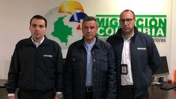 Fotografía cedida por Migración Colombia del momento en que ingresa al país el general en retiro Mauricio Santoyo (c), luego de su deportación desde Estados Unidos, este lunes en Bogotá (Colombia). Santoyo es requerido por desaparición forzada.&nbsp;