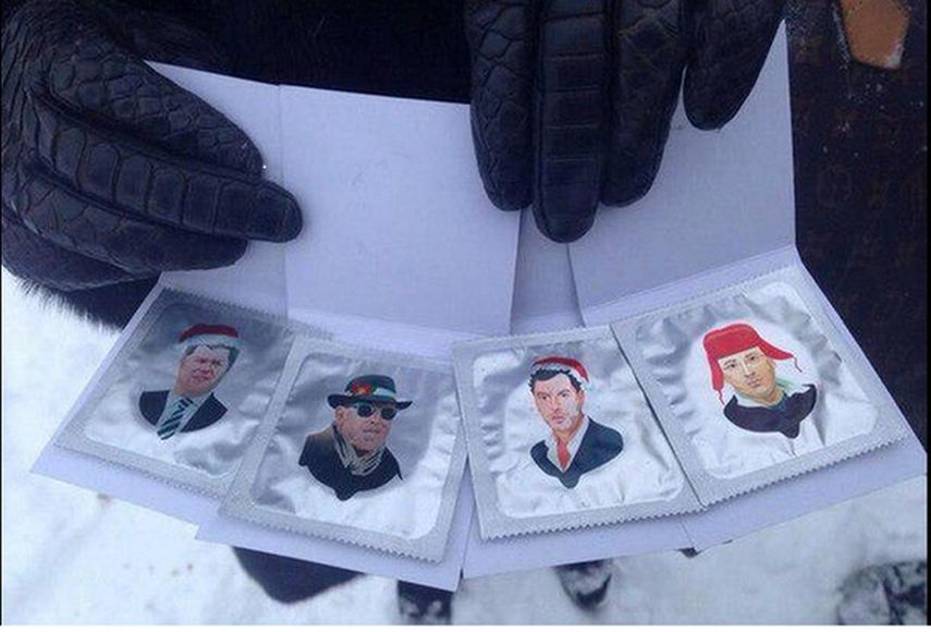 Los activistas repartieron profilácticos con imágenes de Alexei Navalny, el magnate Mijail Jodorkovsky y otras personas en los envases, según imágenes del canal LifeNews TV emitidas el jueves por la noche