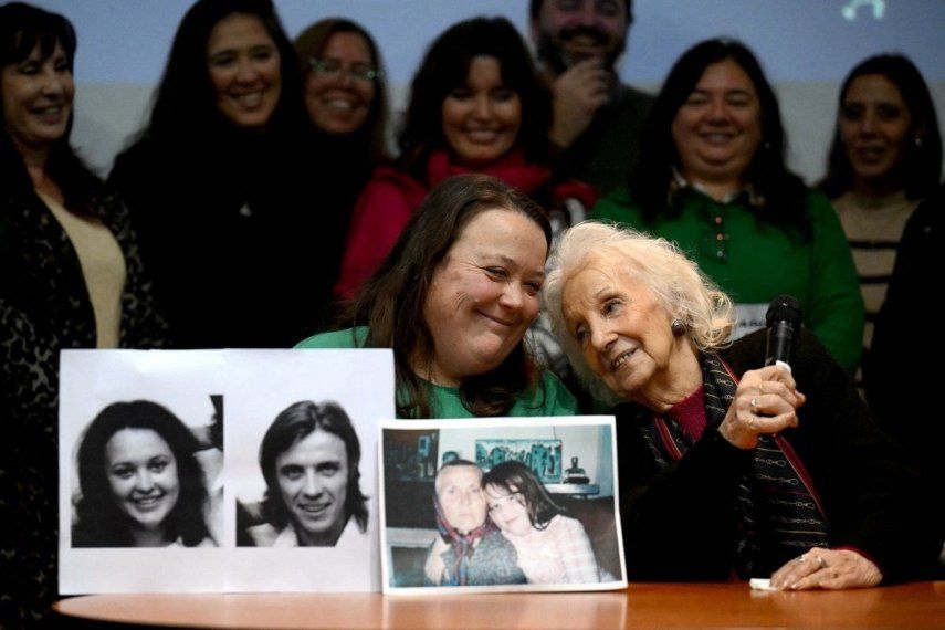 Estela de Carlotto (der.), presidenta de la organización argentina de derechos humanos Abuelas de Plaza de Mayo, gesticula junto a Adriana Metz Romero (izq.), hermana del Nieto n.º 140 rastreado, durante una conferencia de prensa en la Casa de la Identidad en Buenos Aires el 7 de julio de 2025.&nbsp;&nbsp;