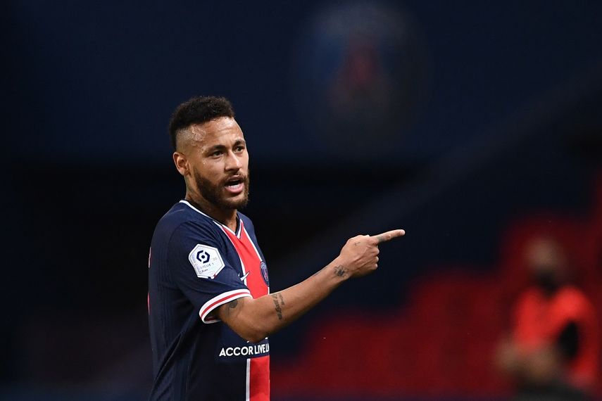 El brasile&ntilde;o Neymar sale del campo durante el partido del Paris Saint-Germain (PSG)&nbsp;y el Marsella (OM)&nbsp;en el estadium Parc de Princes, en Par&iacute;s, el 13 de septiembre de 2020.