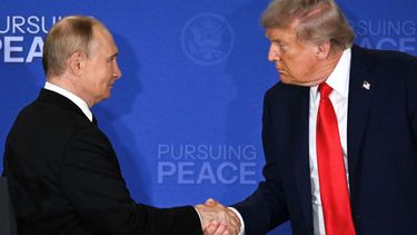 El presidente de Estados Unidos Donald J. Trump estrecha la mano de su homólogo Vladimir Putin durante su encuentro en Alaska.