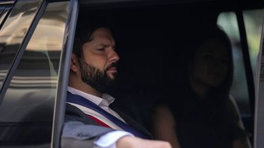El presidente de Chile, Gabriel Boric, y la primera dama, Irina Karamanos, son conducidos a la catedral para asistir a la celebración Te Deum en Santiago, Chile, el 12 de marzo de 2022