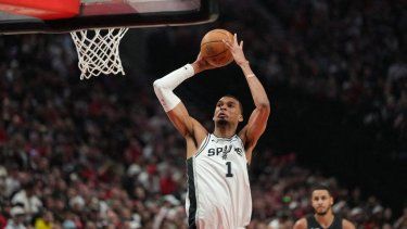 OREGÓN - 26 DE ABRIL: Victor Wembanyama #1 de los San Antonio Spurs realiza una clavada durante la primera mitad del cuarto partido de la primera ronda de los playoffs de la Conferencia Oeste contra los Portland Trail Blazers en el Moda Center el 26 de abril de 2026 en Portland, Oregón.&nbsp;