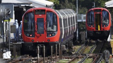 Policías forenses trabajan en el lugar donde se ha producido una explosión en un vagón de tren en la estación de metro Parsons Green en Londres (Reino Unido).