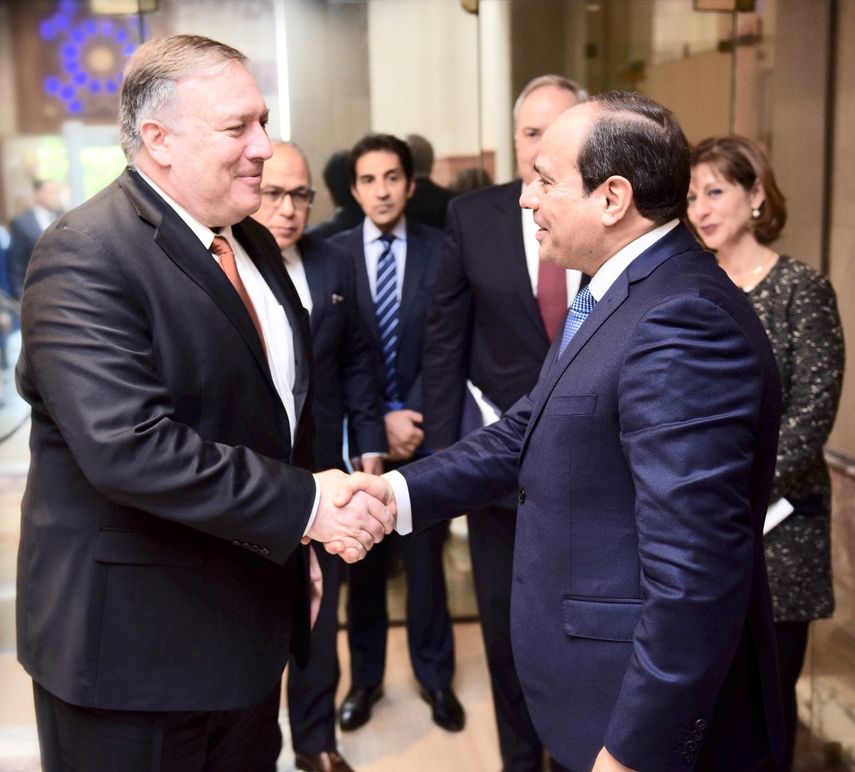 El presidente egipcio, Abdelfatah al Sisi (d), saluda al secretario de Estado estadounidense, Mike Pompeo (i), durante su reunión en El Cairo, Egipto, hoy, 10 de enero de 2019.