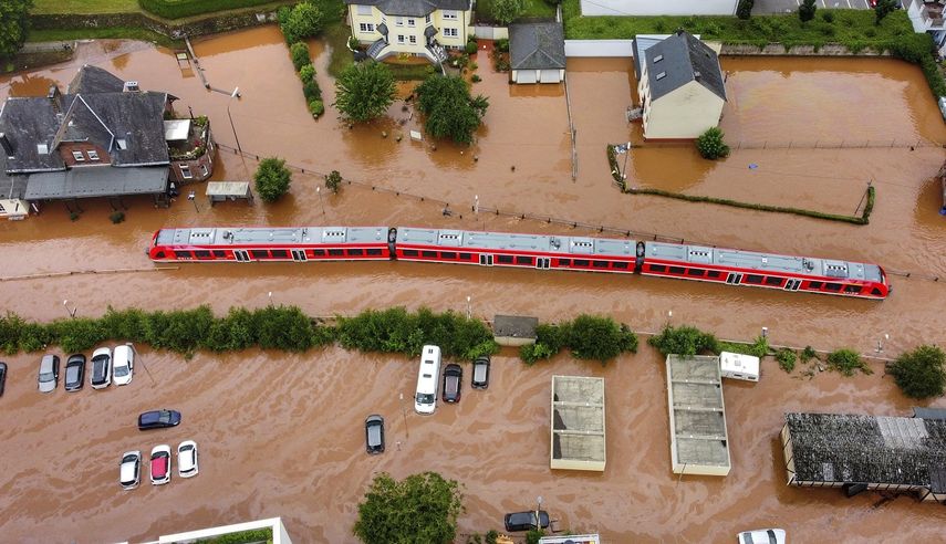 Un tren regional, parado en medio de una inundación en Kordel, Alemania, el 15 de juloi de 2021, tras el desbordamiento del río Kyll.&nbsp;
