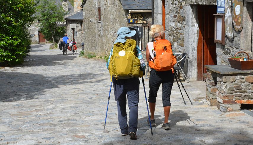 Más peregrinos, camino a Santiago de Compostela.