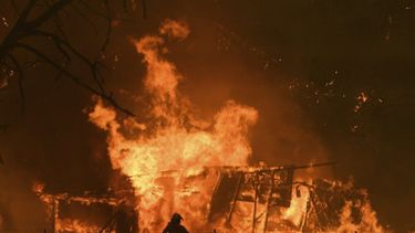 Continúan las evacuaciones en el oeste de Canadá por avance de incendios