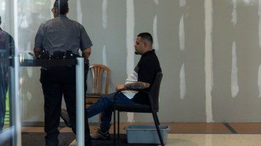 Kilmar Abrego García pasa por seguridad al llegar a una oficina de campo de Inmigración y Control de Aduanas (ICE) de EEUU, el 25 de agosto de 2025 en Baltimore, Maryland.