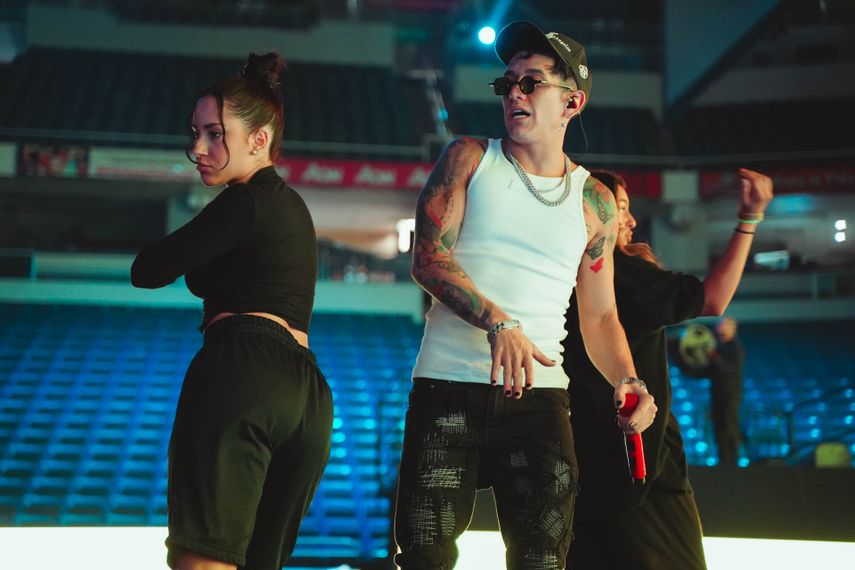 Lenny Tavarez, durante los ensayos de Premios Juventud 2022.