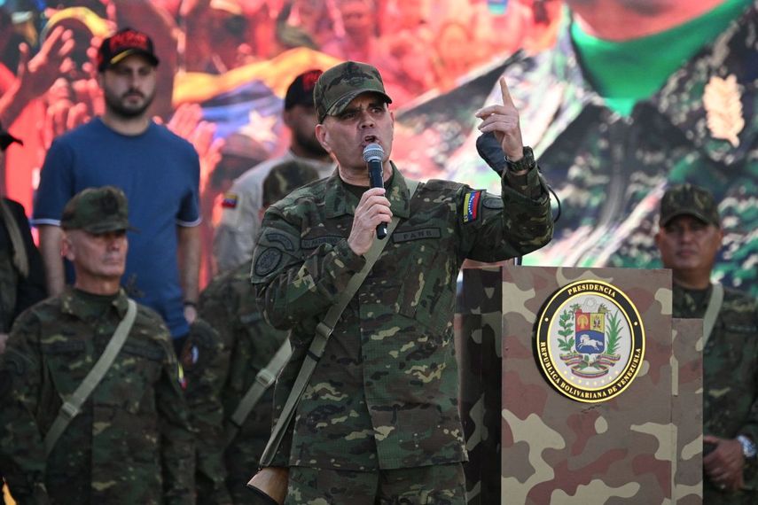 Vladimir Padrino López habla durante un despliegue militar en la avenida Bolívar de Caracas el 23 de septiembre de 2025