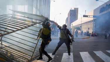 Agentes de la policía retiran barricadas colocadas por manifestantes contra el gobierno en Lima, Perú, el martes 24 de enero de 2023.