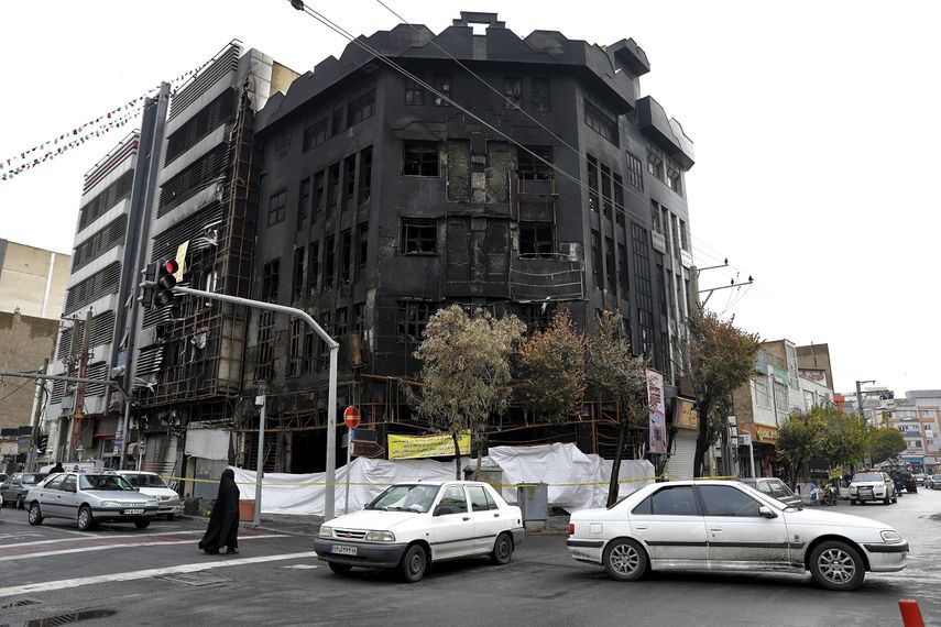 Foto tomada el 20 de noviembre del 2019 de un edificio incendiado durante los recientes disturbios en Teher&aacute;n, Ir&aacute;n.&nbsp;
