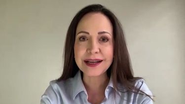Una captura de pantalla muestra a la líder opositora de Venezuela, María Corina Machado, gesticulando durante una entrevista de AFP vía Zoom en Caracas el 15 de mayo de 2025.