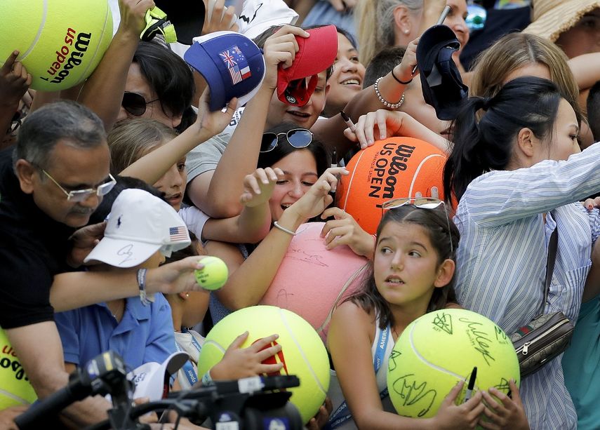 Cantidades de aficionados amontonados a un costado de la cancha para tratar de pedirle un aut&oacute;grafo a Rafael Nadal tras un partido del US Open en Nueva York el 31 de agosto del 2019. La actividad ten&iacute;stica est&aacute; suspendida por el coronavirus, pero la Asociaci&oacute;n de Tenis de EEUU propuso realizar el torneo sin p&uacute;blico en agosto.