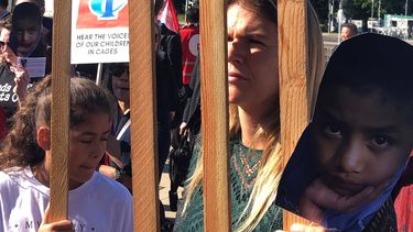 Líderes de sindicatos educativos de Estados Unidos y México se manifiestan ante la sede europea de la ONU en Ginebra.