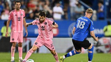 Lionel Messi #10 del Inter Miami CF controla el balón bajo la presión de Hennadii Synchuk #18 del CF Montréa durante el partido de la MLS entre el CF Montreal y el Inter Miami CF en el Estadio Saputo el 5 de julio de 2025 en Montreal, Quebec. Minas Panagiotakis/Getty Images/AFP&nbsp;
