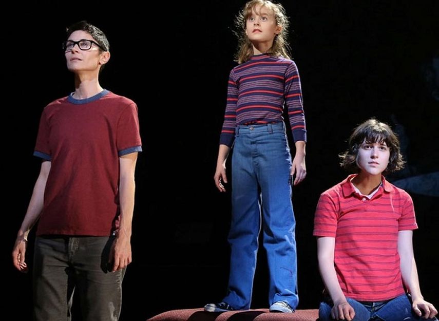 El musical Fun Home, con letra y música de Lisa Kron y Jeanine Tesori, se basa en la novela gráfica de Alison Bechdel, sobre una chica lesbiana criada en una funeraria por un padre que no se atreve a aceptar su propia homosexualidad. (CORTESÍA