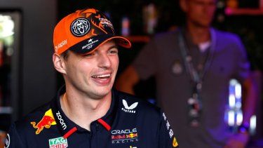 El holandés de Red Bull Max Verstappen sonríe mientras platica con aficionados antes del Gran Premio de Bélgica en Spa-Francorchamps el jueves 25 de julio del 2024.&nbsp;