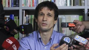 El asesor informático del fallecido fiscal Alberto Nisman,Diego Lagomarsino en una rueda de prensa. (EFE) 