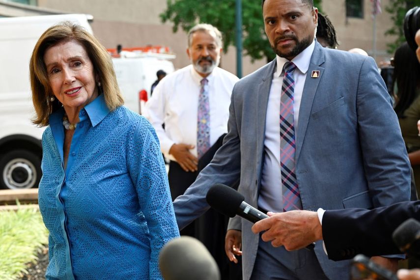 La representante demócrata Nancy Pelosi, presidenta emérita de la Cámara de Representantes, a la izquierda, llega a la sede nacional del partido con otros miembros demócratas de la Cámara Baja para hablar sobre el futuro de la candidatura del presidente Joe Biden.