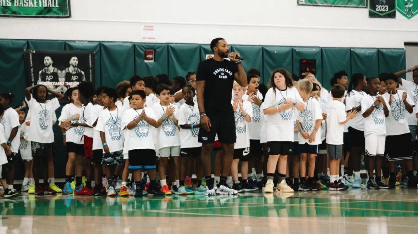 El astro del Heat Norman Powell siempre tiene palabras de estímulo para los niños.