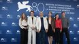 De izquierda a derecha: Cecilia Steiner, Franz Rogowski, Giorgio Diritti, Valentina Bellè, Noémi Besedes y Christophe Sermet posan durante la sesión fotográfica de la película Lubo presentada en competición en el 80º Festival de Cine de Venecia el 7 de septiembre de 2023 en el Lido de Venecia.