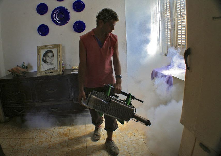 Un trabajador fumiga durante una campaña contra el mosquito transmisor del dengue, en La Habana.
