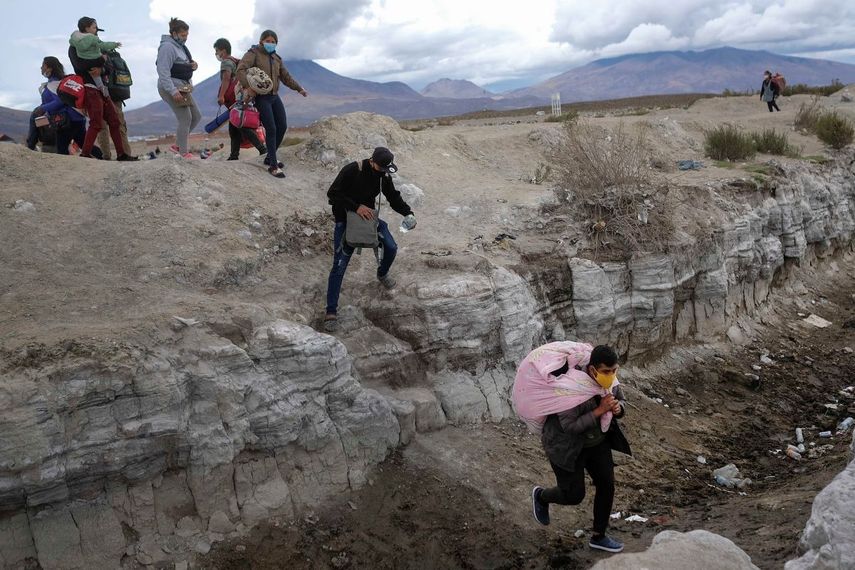 Migrantes venezolanos ingresan a pie a Colchane (Chile) desde Bolivia el 9 de diciembre del 2021. La ola emigratoria de venezolanos se reanudó tras un receso durante la pandemia del coronavirus.